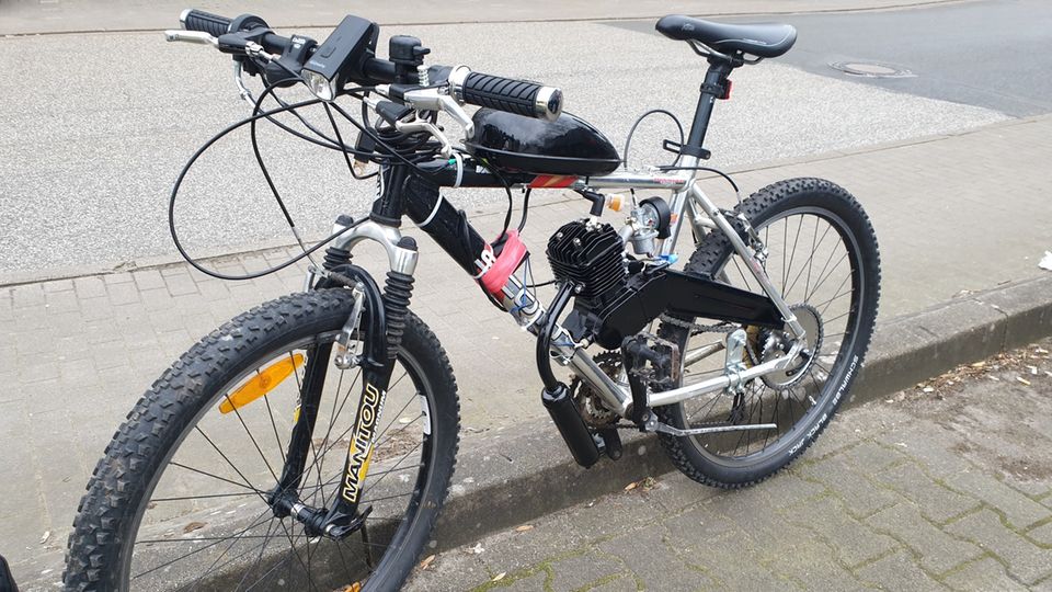 Nachrichten aus Deutschland: Mann frisiert sein MTB mit 2-Takt-Motor Nachrichten aus Deutschland: Das Mountainbike mit dem angebauten Verbrennungsmotor