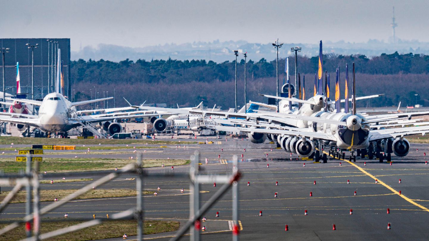 Flugzeuge der Lufthansa sind auf dem weitläufigen Gelände des Frankfurter Flughafens abgestellt.