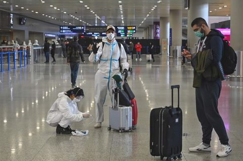 Heimkehrer auf dem Flughafen von Shanghai: Wer nach China zurückkehrt, muss nach der Ankunft für 14 Tage in Quarantäne