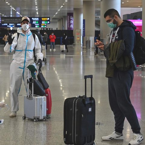 Heimkehrer auf dem Flughafen von Shanghai: Wer nach China zurückkehrt, muss nach der Ankunft für 14 Tage in Quarantäne