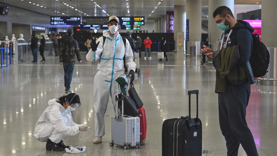 Heimkehrer auf dem Flughafen von Shanghai: Wer nach China zurückkehrt, muss nach der Ankunft für 14 Tage in Quarantäne