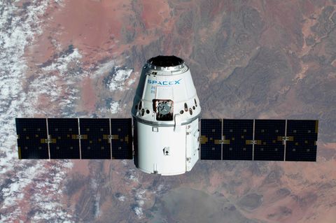 SpaceX Dragon im All über Namibia