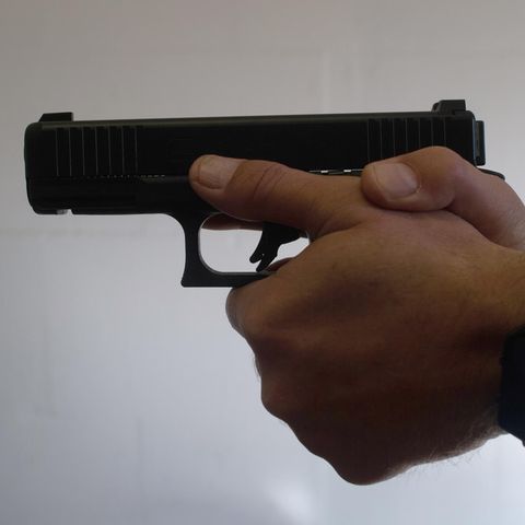 Zwei Männer halten eine Pistole