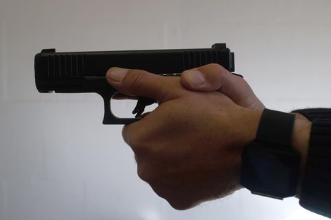 Zwei Männer halten eine Pistole