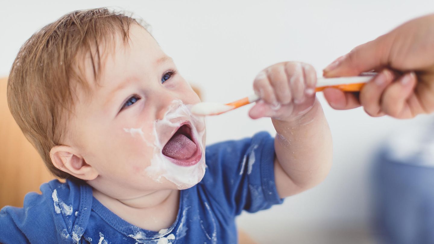 Kleinkind isst Joghurt