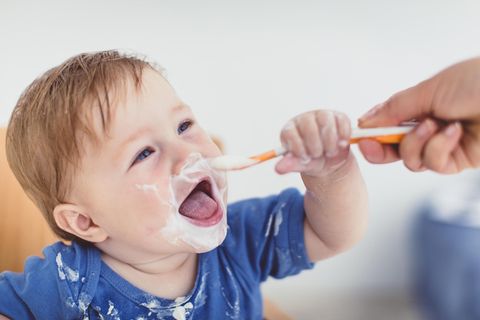 Kleinkind isst Joghurt
