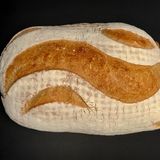 9. Kleine Mengen Hefe reichen für viel Brot  Hamsterkäufer haben vor allem bei der Hefe zugeschlagen, momentan ist sie im Supermarkt meist vergriffen. Was ärgerlich ist, denn für Brot braucht man nur Kleinstmengen. Stevan Paul hat bei Brot-Backbuch-Autor Lutz Geißler nachgefragt, wie viel Hefe man denn wirklich braucht. Seine Antwort fällt eindeutig aus: "Ich verwende in aller Regel auch die ordinäre Supermarkthefe, wenn ich nicht gerade mit Sauerteig backe. Im Extremfall reichen 27 g für alle 70 Rezepte aus meinem Buch 'Brotbacken in Perfektion mit Hefe'. Normalerweise kommen aber 10 g Hefe auf 1 kg Mehl. Mit einem Würfel lassen sich also immerhin 4 kg Mehl verbacken, was 6-8 kg Brot entspricht."