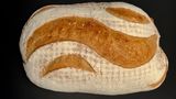 9. Kleine Mengen Hefe reichen für viel Brot  Hamsterkäufer haben vor allem bei der Hefe zugeschlagen, momentan ist sie im Supermarkt meist vergriffen. Was ärgerlich ist, denn für Brot braucht man nur Kleinstmengen. Stevan Paul hat bei Brot-Backbuch-Autor Lutz Geißler nachgefragt, wie viel Hefe man denn wirklich braucht. Seine Antwort fällt eindeutig aus: "Ich verwende in aller Regel auch die ordinäre Supermarkthefe, wenn ich nicht gerade mit Sauerteig backe. Im Extremfall reichen 27 g für alle 70 Rezepte aus meinem Buch 'Brotbacken in Perfektion mit Hefe'. Normalerweise kommen aber 10 g Hefe auf 1 kg Mehl. Mit einem Würfel lassen sich also immerhin 4 kg Mehl verbacken, was 6-8 kg Brot entspricht."