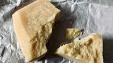 1. Lebensmittel, die umami sind  Auch Kochbuchautor Stevan Paul hat gehamstert: Und zwar ein großes Stück Parmesan. "Das hält ewig und damit schmeckt alles besser: Nudeln, Reis, Hülsenfrüchte, Gemüse", sagt Paul. Dazu sollte man immer ein gutes Olivenöl und Knoblauch im Haushalt haben.