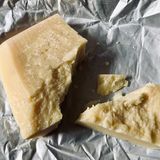 1. Lebensmittel, die umami sind  Auch Kochbuchautor Stevan Paul hat gehamstert: Und zwar ein großes Stück Parmesan. "Das hält ewig und damit schmeckt alles besser: Nudeln, Reis, Hülsenfrüchte, Gemüse", sagt Paul. Dazu sollte man immer ein gutes Olivenöl und Knoblauch im Haushalt haben.