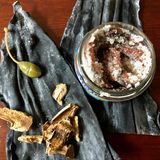 2. Natürliche Geschmacksverstärker  Nicht nur Parmesan ist eine Umami-Bombe, sondern auch getrocknete Pilze, Kapern, Sardellen, Tomatenmark - und japanische Zutaten wie Kombu-Alge und Bonito-Flocken. Alle Zutaten sind natürliche Geschmacksverstärker und halten ewig.