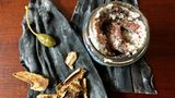 2. Natürliche Geschmacksverstärker  Nicht nur Parmesan ist eine Umami-Bombe, sondern auch getrocknete Pilze, Kapern, Sardellen, Tomatenmark - und japanische Zutaten wie Kombu-Alge und Bonito-Flocken. Alle Zutaten sind natürliche Geschmacksverstärker und halten ewig.