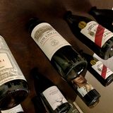 10. Guter Rotwein für schwere Tage  Wer trinken darf, sollte immer eine gute Flasche Rotwein im Haus haben, so Stevan Paul. Kann man auch über Händler online bestellen, dafür muss man nicht mal vor die Tür.
