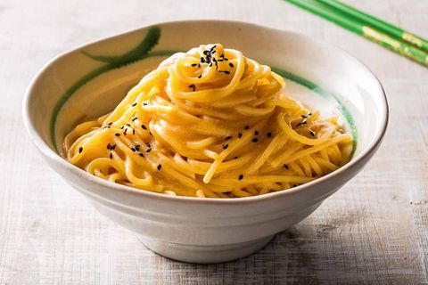 4. Das wohl schnellste Pasta-Gericht  In unserer Redaktion sind die Miso-Spaghetti von Stevan Paul zum kulinarischen Geheimtipp geworden. Vor allem, wenn es mal schnell gehen soll - und man eigentlich keine Zutaten im Haus hat. Denn für diese Pasta brauchen Sie nur vier Zutaten.   Hier gibt's das Rezept in voller Länge!  Das Rezept:  Für 2 Personen: 250-300 g Spaghetti nach Packungsanweisung kochen. In einem zweiten Topf oder einer Pfanne 50 g Butter schmelzen, 30-40 g Miso mit einem Schneebesen einrühren. 100 ml vom Nudelkochwasser zugeben und unter Rühren cremig aufkochen. Vom Herd ziehen. Die abgesiebten Nudeln tropfnass mit der Miso-Butter mischen und optional mit geröstetem Sesam bestreut, sofort servieren.