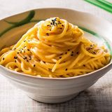 4. Das wohl schnellste Pasta-Gericht  In unserer Redaktion sind die Miso-Spaghetti von Stevan Paul zum kulinarischen Geheimtipp geworden. Vor allem, wenn es mal schnell gehen soll - und man eigentlich keine Zutaten im Haus hat. Denn für diese Pasta brauchen Sie nur vier Zutaten.   Hier gibt's das Rezept in voller Länge!  Das Rezept:  Für 2 Personen: 250-300 g Spaghetti nach Packungsanweisung kochen. In einem zweiten Topf oder einer Pfanne 50 g Butter schmelzen, 30-40 g Miso mit einem Schneebesen einrühren. 100 ml vom Nudelkochwasser zugeben und unter Rühren cremig aufkochen. Vom Herd ziehen. Die abgesiebten Nudeln tropfnass mit der Miso-Butter mischen und optional mit geröstetem Sesam bestreut, sofort servieren.