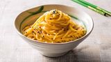4. Das wohl schnellste Pasta-Gericht  In unserer Redaktion sind die Miso-Spaghetti von Stevan Paul zum kulinarischen Geheimtipp geworden. Vor allem, wenn es mal schnell gehen soll - und man eigentlich keine Zutaten im Haus hat. Denn für diese Pasta brauchen Sie nur vier Zutaten.   Hier gibt's das Rezept in voller Länge!  Das Rezept:  Für 2 Personen: 250-300 g Spaghetti nach Packungsanweisung kochen. In einem zweiten Topf oder einer Pfanne 50 g Butter schmelzen, 30-40 g Miso mit einem Schneebesen einrühren. 100 ml vom Nudelkochwasser zugeben und unter Rühren cremig aufkochen. Vom Herd ziehen. Die abgesiebten Nudeln tropfnass mit der Miso-Butter mischen und optional mit geröstetem Sesam bestreut, sofort servieren.