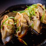 6. Die TK-Truhe im Asialaden ist Ihr bester Freund  Wer im Asialaden einkaufen kann, sollte den Tiefkühler nicht links liegen lassen: "Darin finden sich nämlich die richtig spannenden TK-Waren – wer braucht denn Pizza und Fischstäbchen, wenn er Gemüse-Dumplings, Garnelen-Wan Tans und Shiitake-Gyoza haben kann. Die kleinen gefüllten Teigkunstwerke lassen sich dämpfen, kurz kochen oder sogar frittieren, die Saucen dazu sind ja eh im Haus, Reis dazu – läuft, alle happy, sogar die Kinder", sagt Stevan Paul.