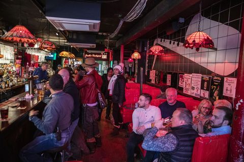 Gut gefüllte Bar in New York zu St. Patrick's Day