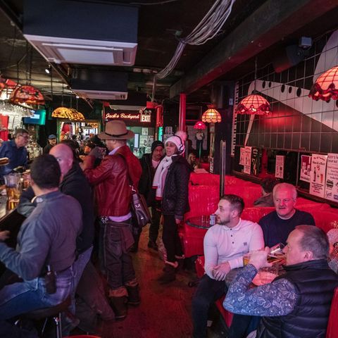 Gut gefüllte Bar in New York zu St. Patrick's Day