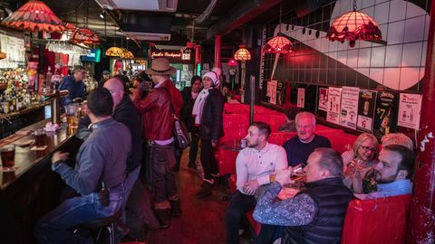 Gut gefüllte Bar in New York zu St. Patrick's Day