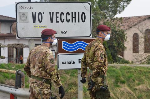 Italienische Soldaten patrouillieren Ende Februar am Ortseingang von Vò. In dem Ort gab es den ersten Corona-Toten Italiens. Mittlerweile ist das Virus dort verschwunden.