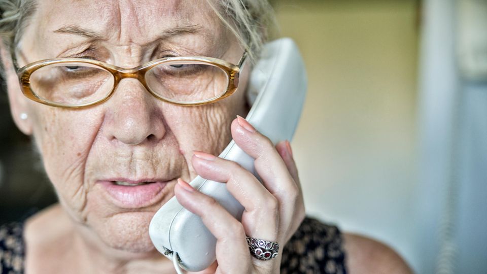 Ältere Frau telefoniert