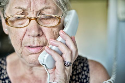 Ältere Frau telefoniert