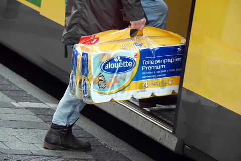 Nachrichten aus Deutschland: Kunde steigt mit zwei Packungen Toilettenpapier in eine Bahn