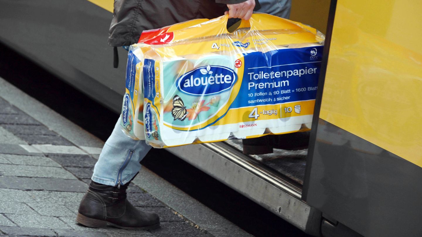 Nachrichten aus Deutschland: Kunde steigt mit zwei Packungen Toilettenpapier in eine Bahn