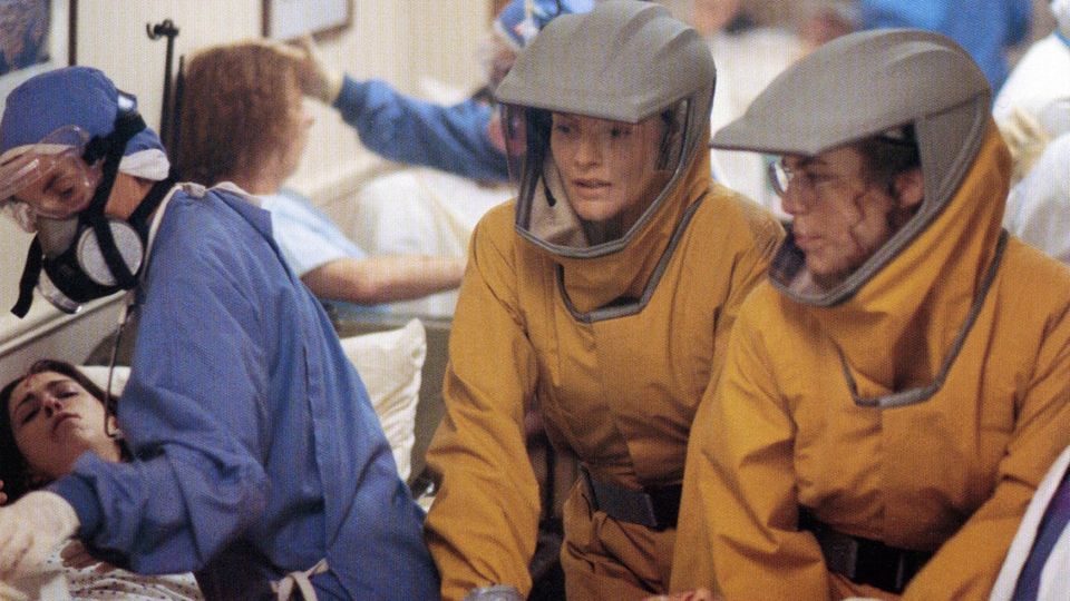 Gespenstisch realistisch: Eine Szene aus "Outbreak", in denen sich die Darstellerinnen Rene Russo und Susan Lee Hoffman in Schutzanzügen um infizierte Patienten kümmern.