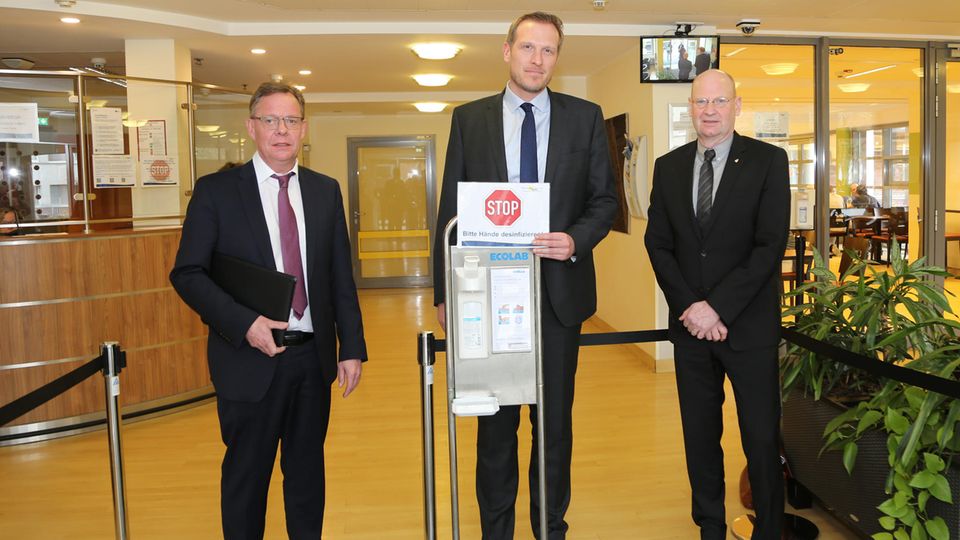 Wie Heinsberg der Corona-Krise trotzt – aber am Materialmangel zu verzweifeln droht Von links: Stefan Bienert, Jann Habbinga und Heinz-Gerd Schröders, die Leiter der drei Krankenhäuser im Kreis Heinsberg