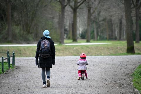 um die Verbreitung des Coronavirus einzuschränken, gelten ab Samstag in einigen Bundesländern Ausgangsbeschränkungen