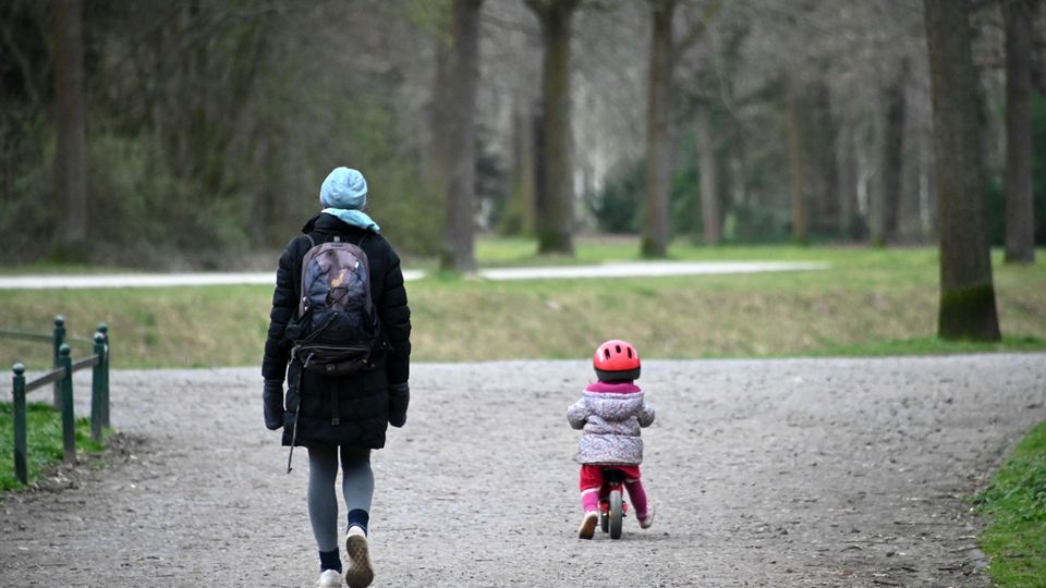 um die Verbreitung des Coronavirus einzuschränken, gelten ab Samstag in einigen Bundesländern Ausgangsbeschränkungen um die Verbreitung des Coronavirus einzuschränken, gelten ab Samstag in einigen Bundesländern Ausgangsbeschränkungen