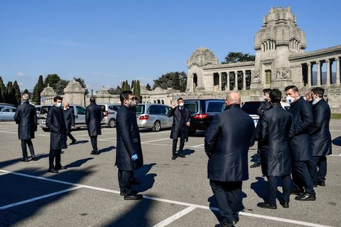 Italien, Bergamo: Sargträger warten vor einem Friedhof in Bergamo