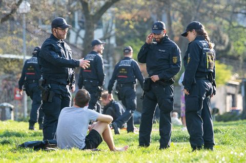 Vor allem junge Menschen unterschätzen noch immer die Gefahr des Coronavirus und treffen sich weiterhin in Parks