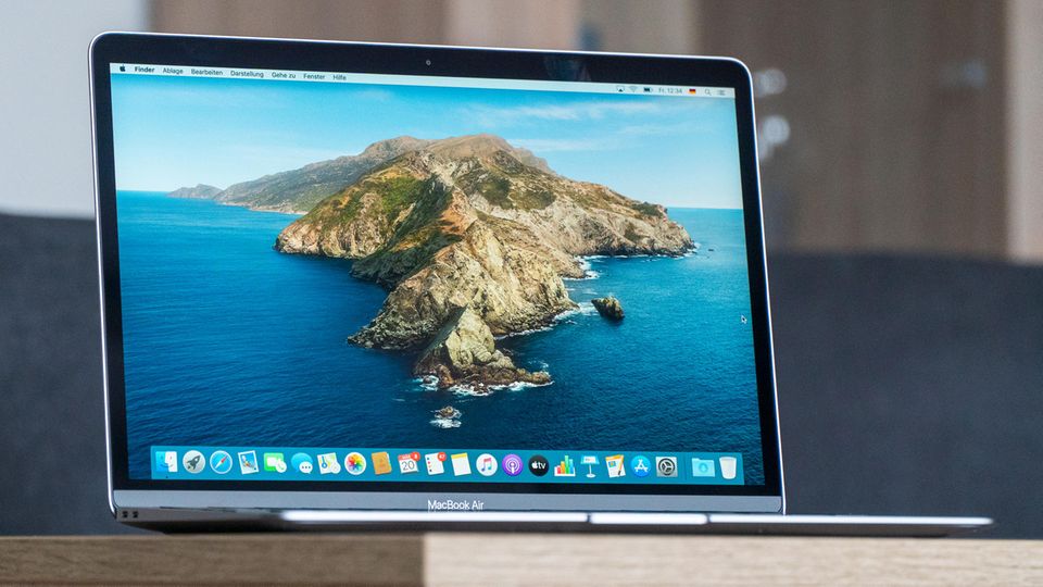 Mehr Leistung, neue Tastatur: Schick, schneller, günstiger: Das 2020er Macbook Air ist ein guter Einstieg in die Welt der Macs. Schick, schneller, günstiger: Das 2020er Macbook Air ist ein guter Einstieg in die Welt der Macs.