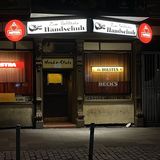 Auch die Szenekneipe "Zum Goldenen Handschuh" am Hamburger Berg hat geschlossen. Die Leuchtreklame ist trotzdem eingeschaltet. Die Szenerie wirkt deshalb wie eine verwaiste Filmkulisse.