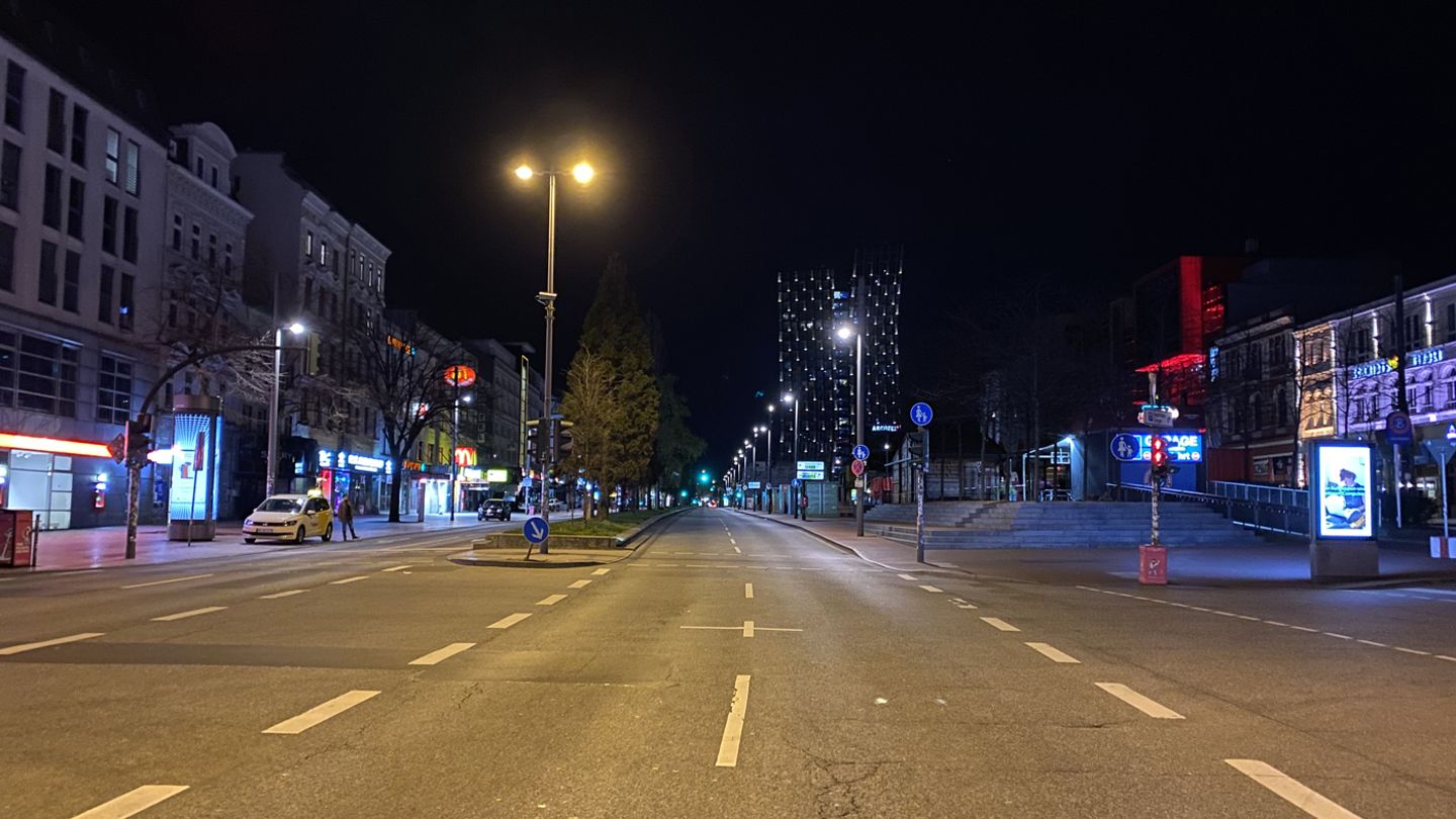 Keine Menschen, keine Autos. Nur ein Taxifahrer wartet einsam auf Kundschaft.