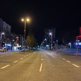 Keine Menschen, keine Autos. Nur ein Taxifahrer wartet einsam auf Kundschaft.