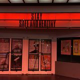 "Stay safe and healthy" steht über dem Eingang des Clubs "Docks", wo am Samstagabend für gewöhnlich hunderte Menschen feiern.