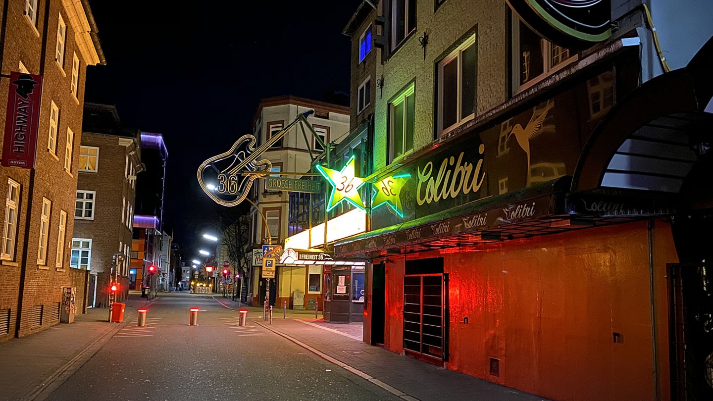 Auf St. Pauli brennt noch Licht: Der Club "Große Freiheit 36" lässt seine Leuchtreklame eingeschaltet.