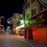 Auf St. Pauli brennt noch Licht: Der Club "Große Freiheit 36" lässt seine Leuchtreklame eingeschaltet.