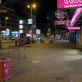 Der verwaiste Eingang zur S-Bahnstation Reeperbahn an der Talstraße. Eines scheint sicher: Wenn die Coronakrise überstanden ist, wird auf der Reeperbahn eine große Party stattfinden.