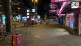 Der verwaiste Eingang zur S-Bahnstation Reeperbahn an der Talstraße. Eines scheint sicher: Wenn die Coronakrise überstanden ist, wird auf der Reeperbahn eine große Party stattfinden.