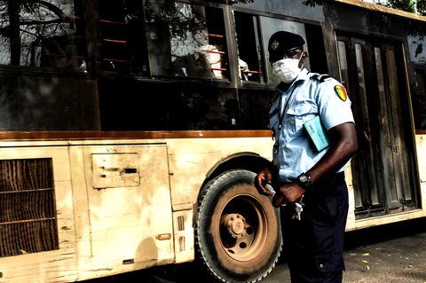 Ein Polizist im Senegal