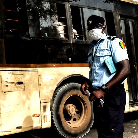 Ein Polizist im Senegal