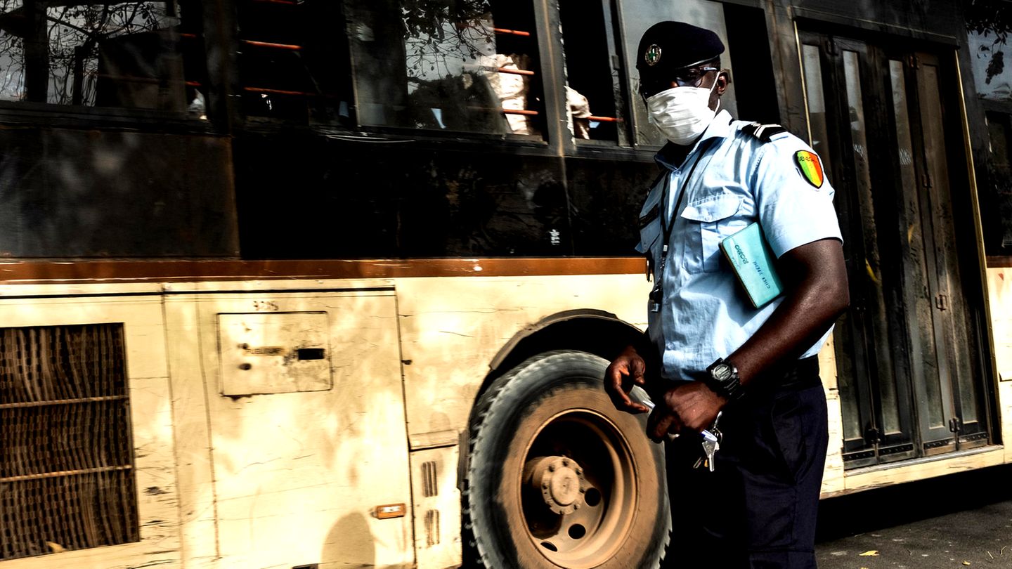 Ein Polizist im Senegal