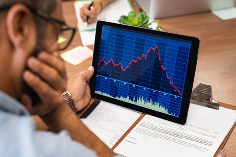 Finanzmärkte: Börseneinbruch durch Corona: Was Anleger mit ihren Aktien, Fonds und Sparplänen tun sollten