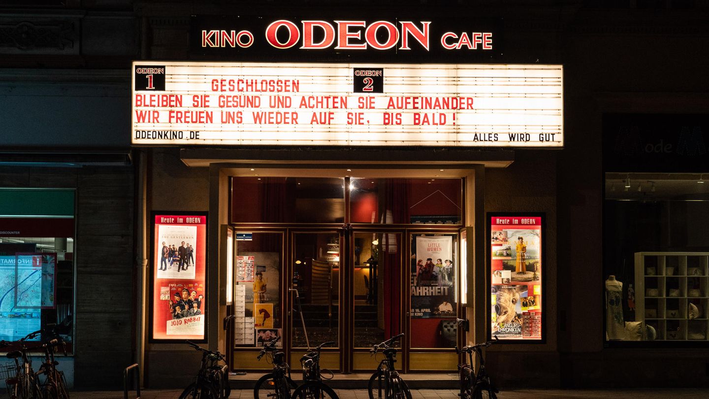 Auch die Kinos haben schon lange geschlossen: Statt Filmtitel gibt es eine ungewöhnliche Botschaft auf der Anzeigetafel des Odeon-Kinos in Bamberg.