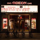 Auch die Kinos haben schon lange geschlossen: Statt Filmtitel gibt es eine ungewöhnliche Botschaft auf der Anzeigetafel des Odeon-Kinos in Bamberg.